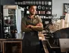 Dextra unternehmen rechtsschutz flex übersicht mann arbeitet im cafe